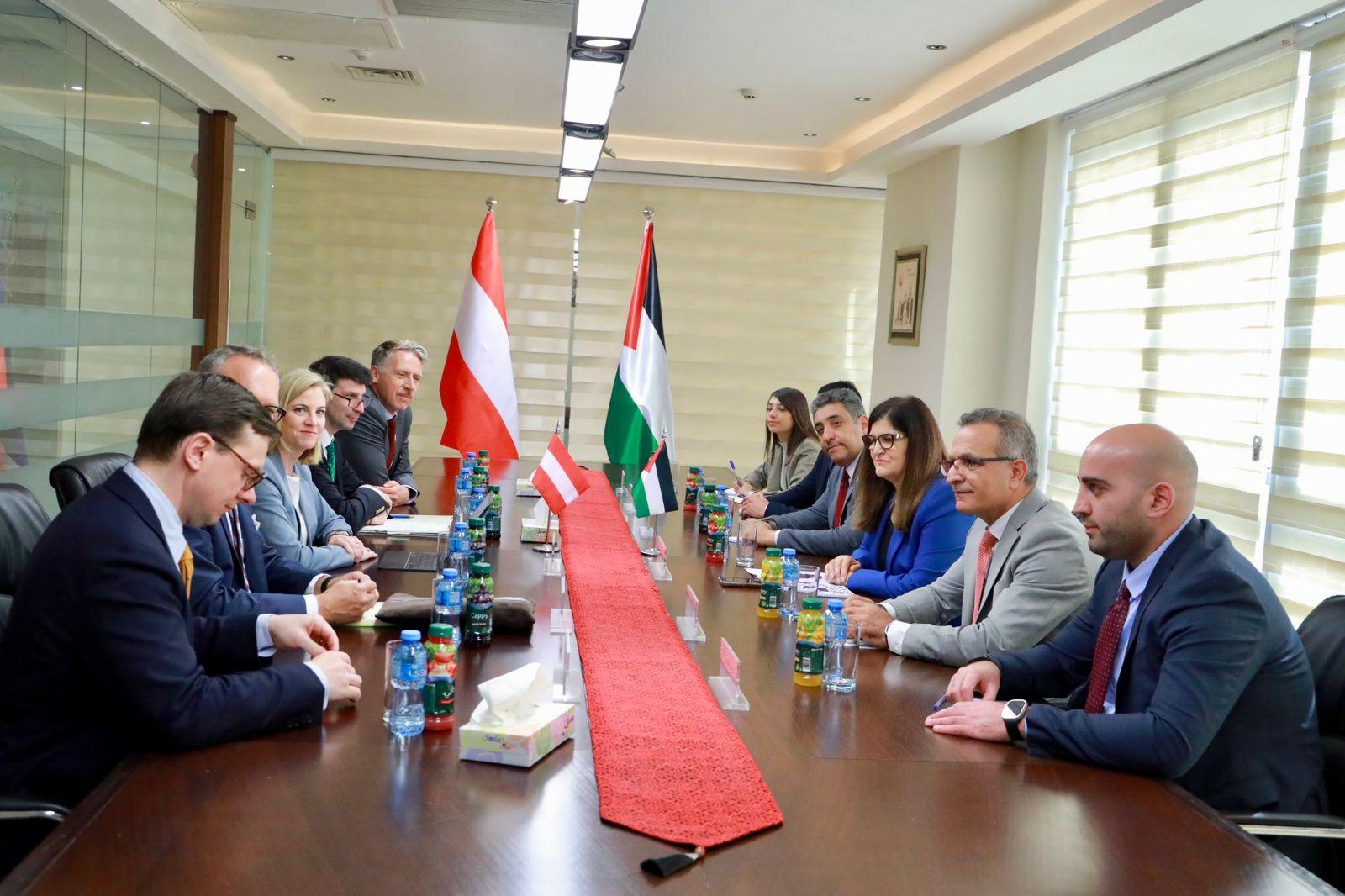 שאהין לעמיתתה האוסטרית: עזה מדממת, הגדה נמחצת, והעולם בוחר לשתוק