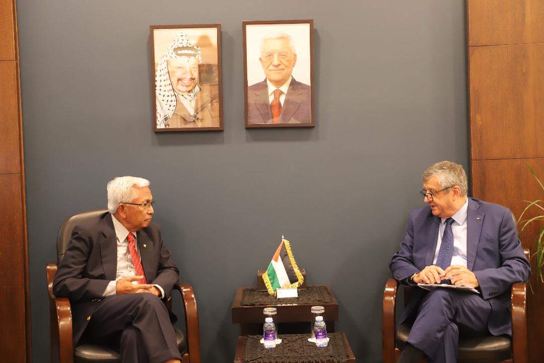 בסיסו דן עם שגריר סינגפור בדרכים לחיזוק שיתוף הפעולה בתחומי השיקום, התשתיות והדיור