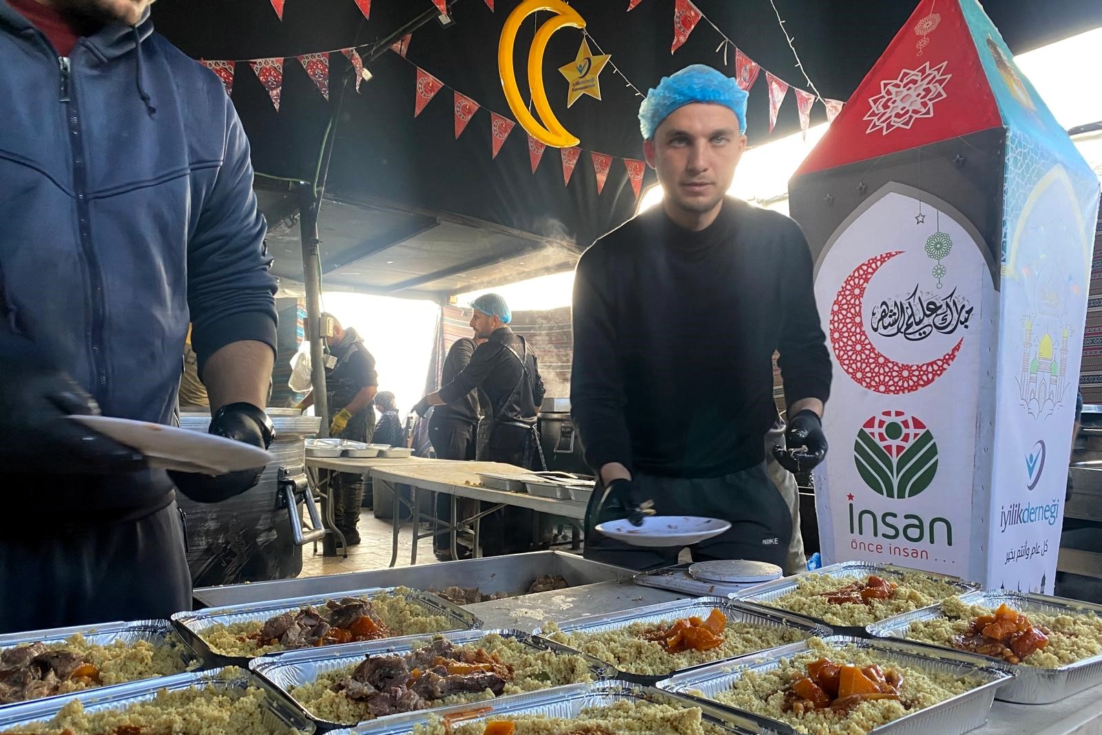 רמדאן באוהלי העקורים: מטבח קטן שמחזיר את חמימות השולחן לעקורי אל־מוואסי