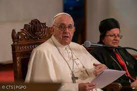 האפיפיור בתפילה למען קורבנות השריפה בעזה