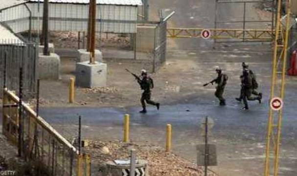 לפני שחרור האסירים: כוחות הכיבוש פצעו צעיר ודיכאו אזרחים ועיתונאים סמוך לכלא עופר