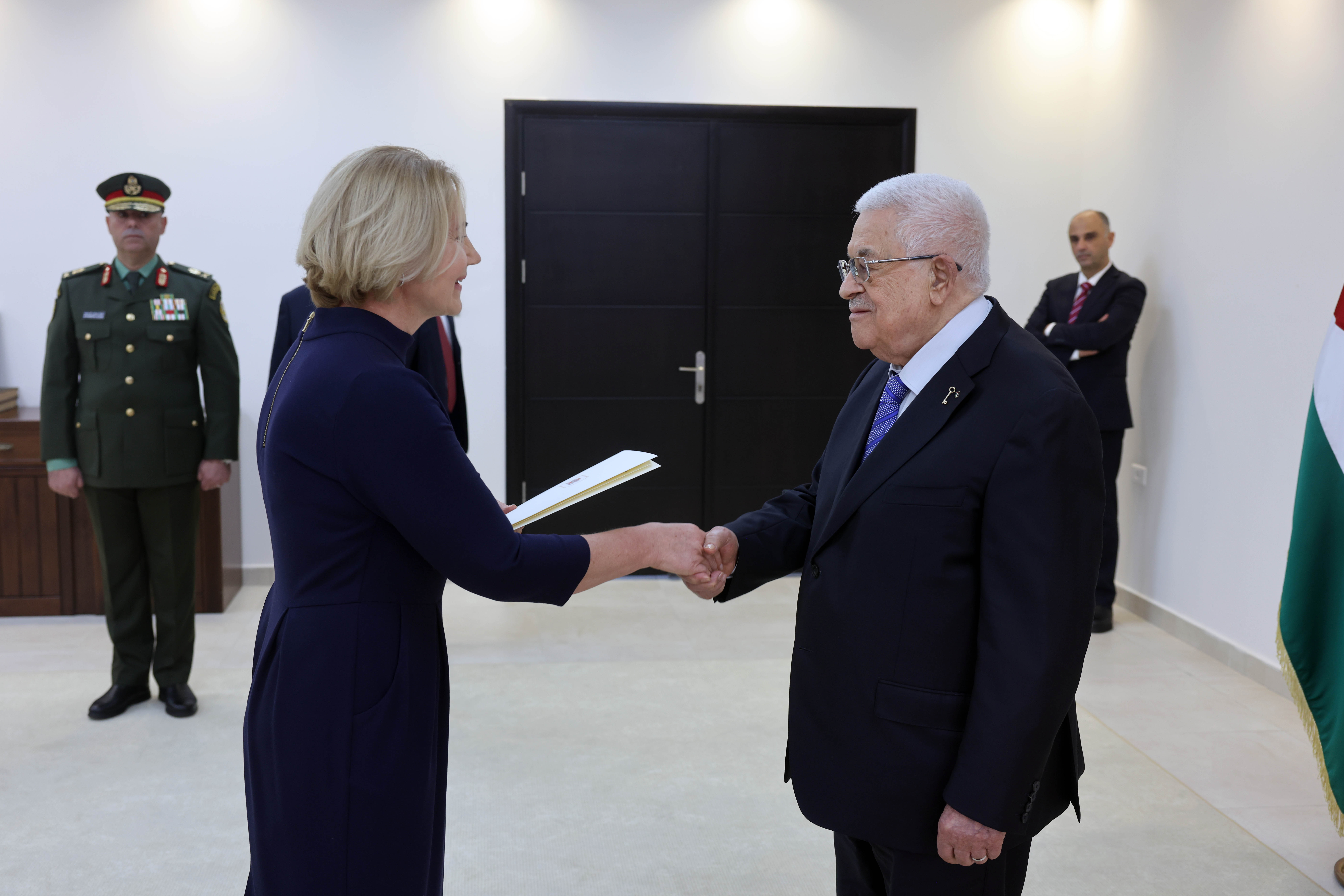 נשיא פלסטין מחמוד עבאס קיבל את כתב האמנה של שגרירת ליטא