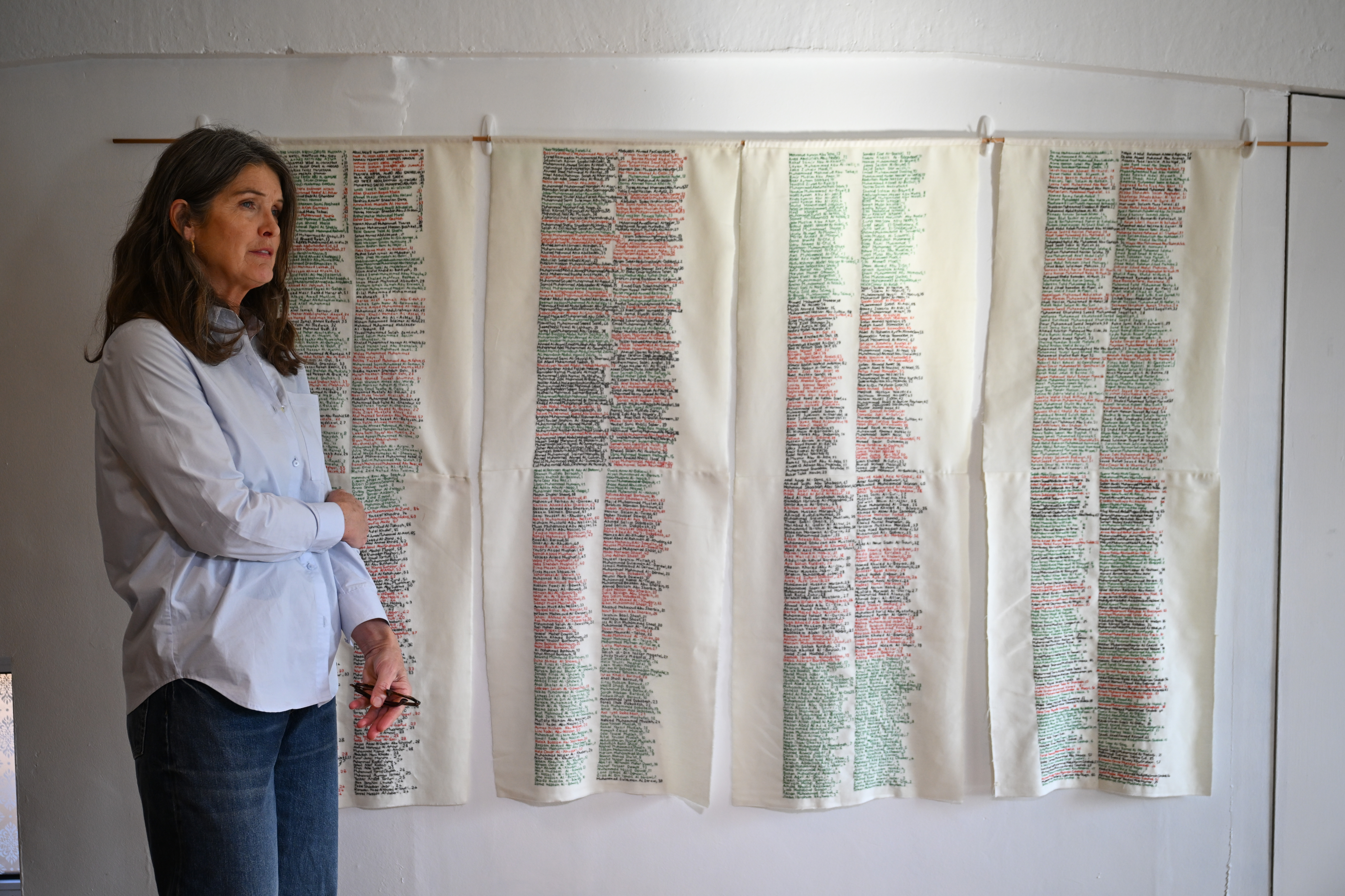 כחוט של זיכרון: מיזם בינלאומי לרקימת שמות ההרוגים בעזה הופך לאקט של התנגדות