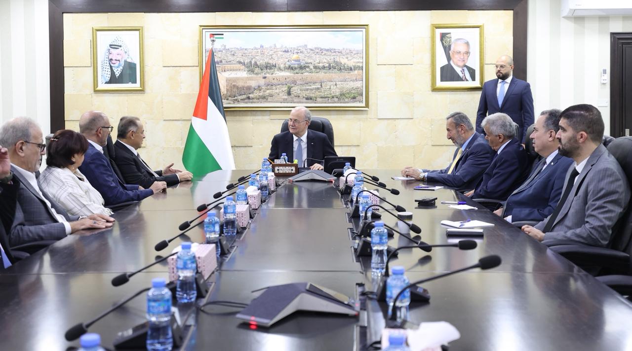 מוסטפא דן עם קרן אלתעאון בתמיכה ובפיתוח תוכניות החינוך ורווחת היתומים בפלסטין