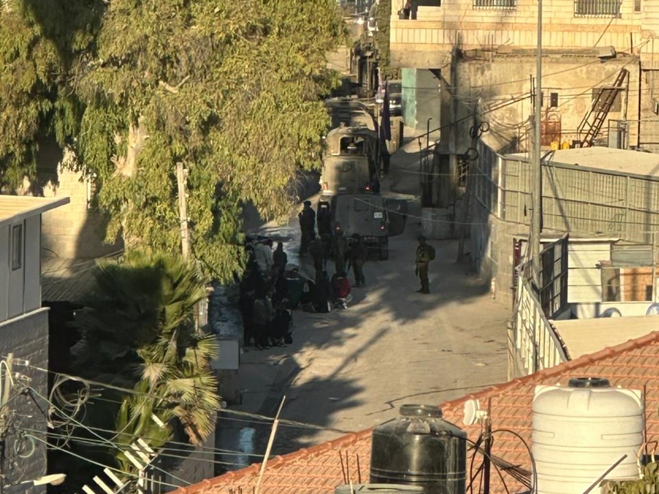 כוחות הכיבוש פשטו על אידנא שממערב לחברון ועיכבו כ-30 פלסטינים