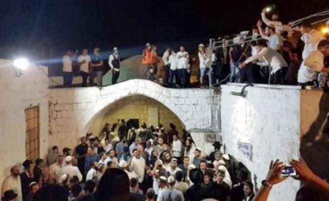 מאות מתנחלים פרצו למתחם קבר יוסף במזרח שכם בליווי כוחות הכיבוש