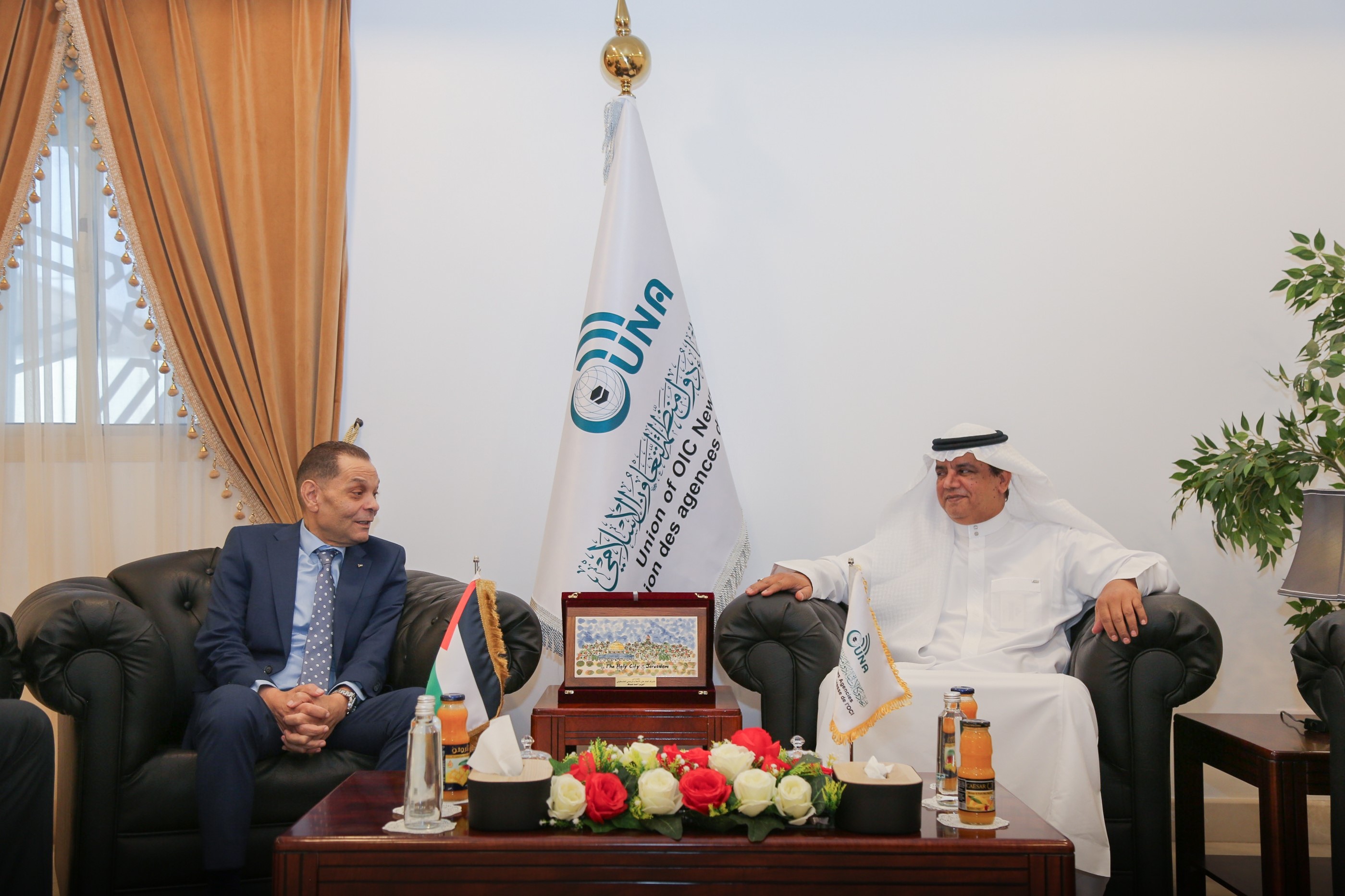 השגריר שבלי דן עם איגוד סוכנויות הידיעות של מדינות ה־OIC בהפצת פסק הלכה המאפשר העברת כספי זקאת לאונר״א