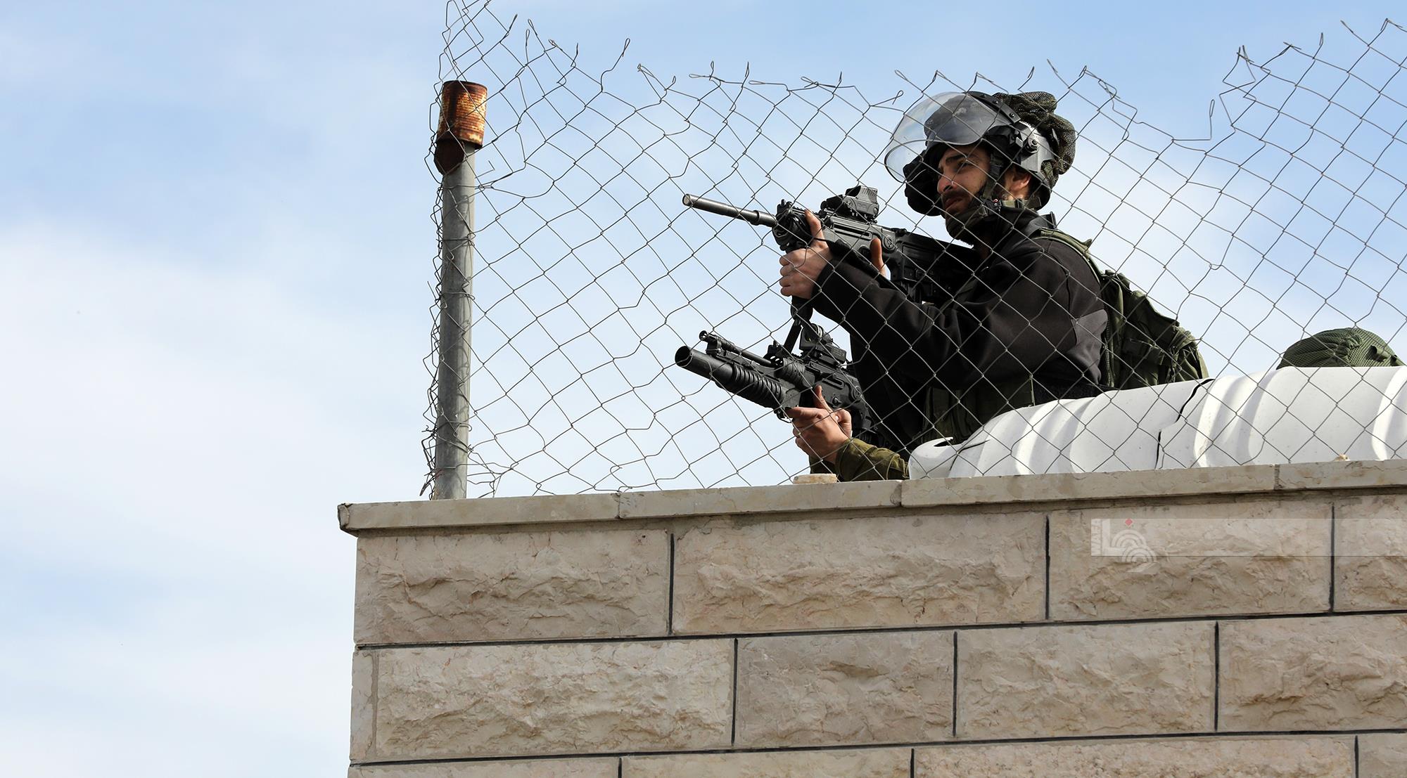 חמישה פצועים מאש חיה במהלך פשיטת כוחות הכיבוש לבית אומר