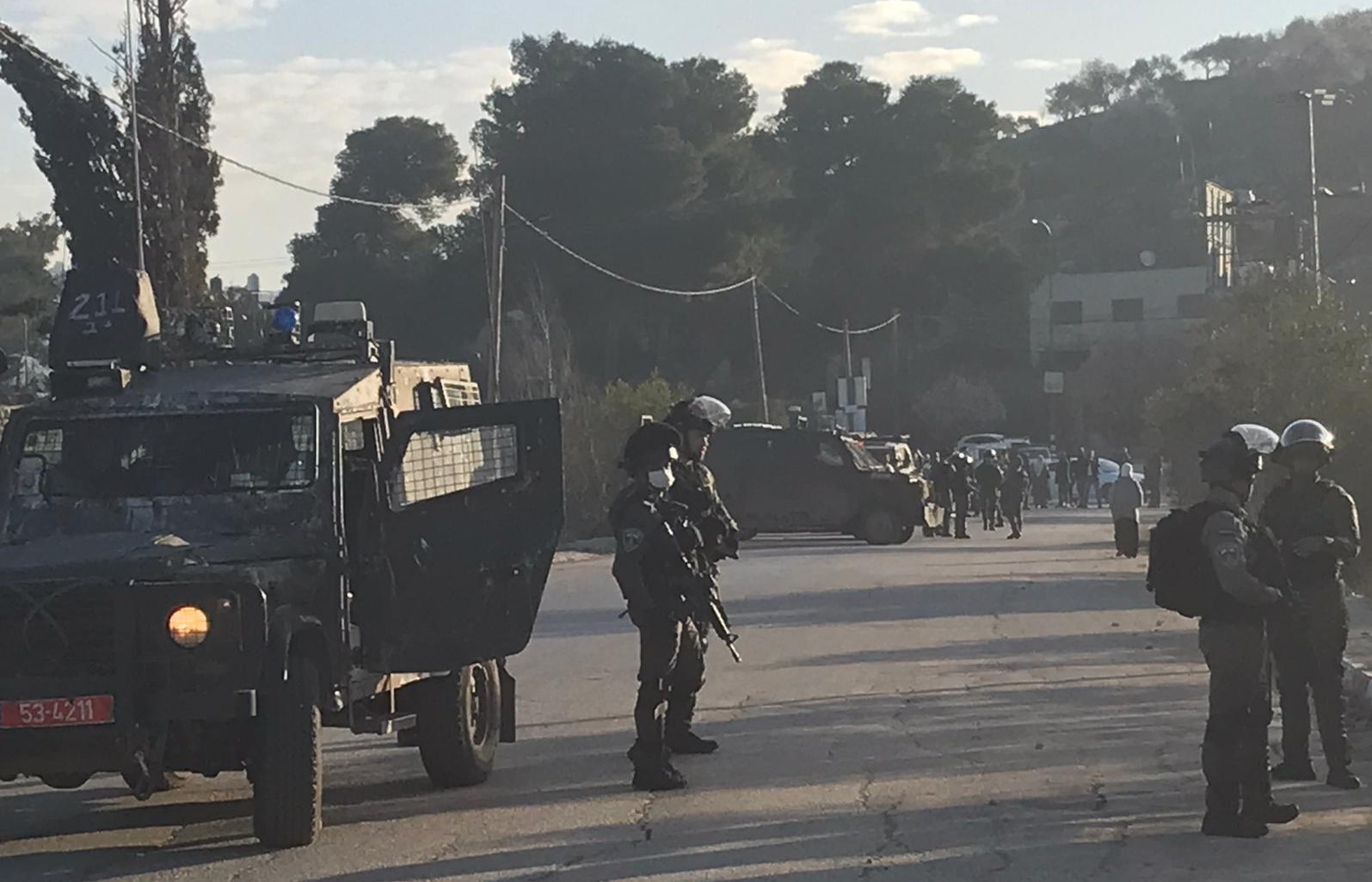 הצבא מונע מתלמידים להגיע לבית ספרם כי מתנחלים מתפללים בכניסה לכפרם