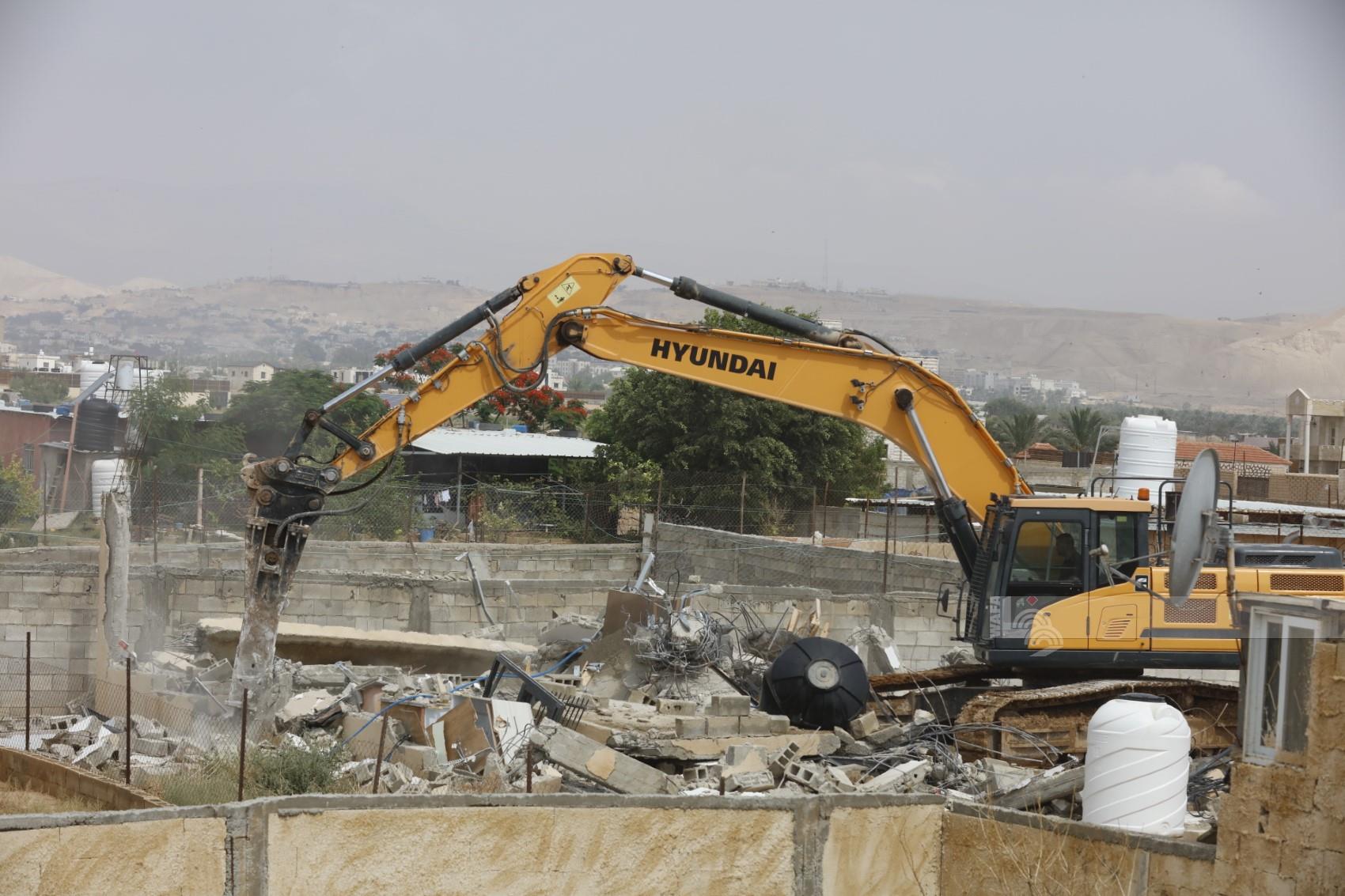 כוחות הכיבוש הורסים חנויות בעיירה בית עווא, ממערב לחברון