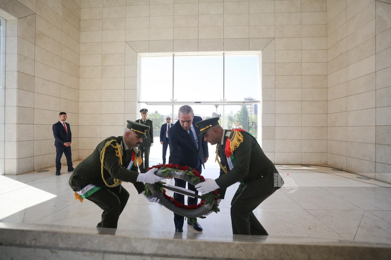 חוסיין א-שייח' הניח זר על קבר יאסר ערפאת לרגל חג הקורבן