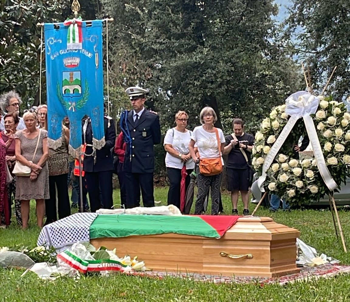 איטליה: מאות ליוו למנוחות את מרח אבו זהרי, שנפטרה מתת־תזונה לאחר פינויה מעזה