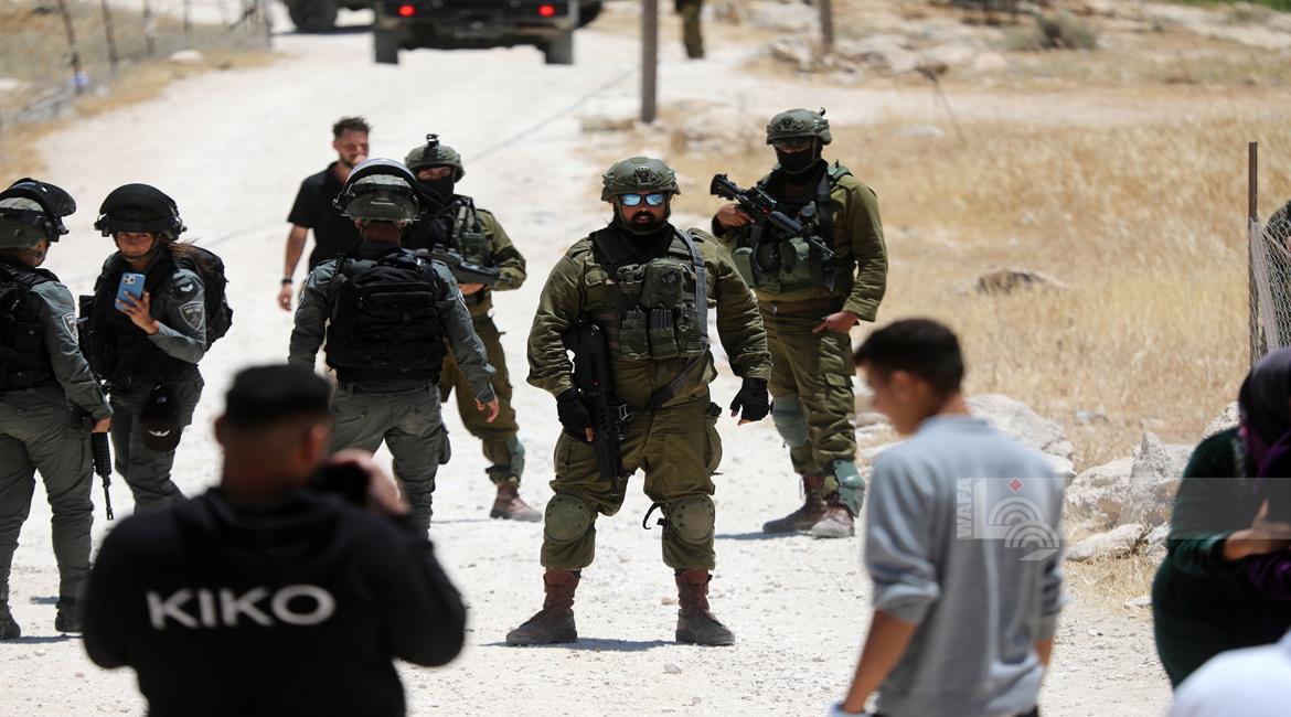 כוחות הכיבוש עצרו ארבעה פלסטינים ופרצו לבתי ספר במחוז חברון