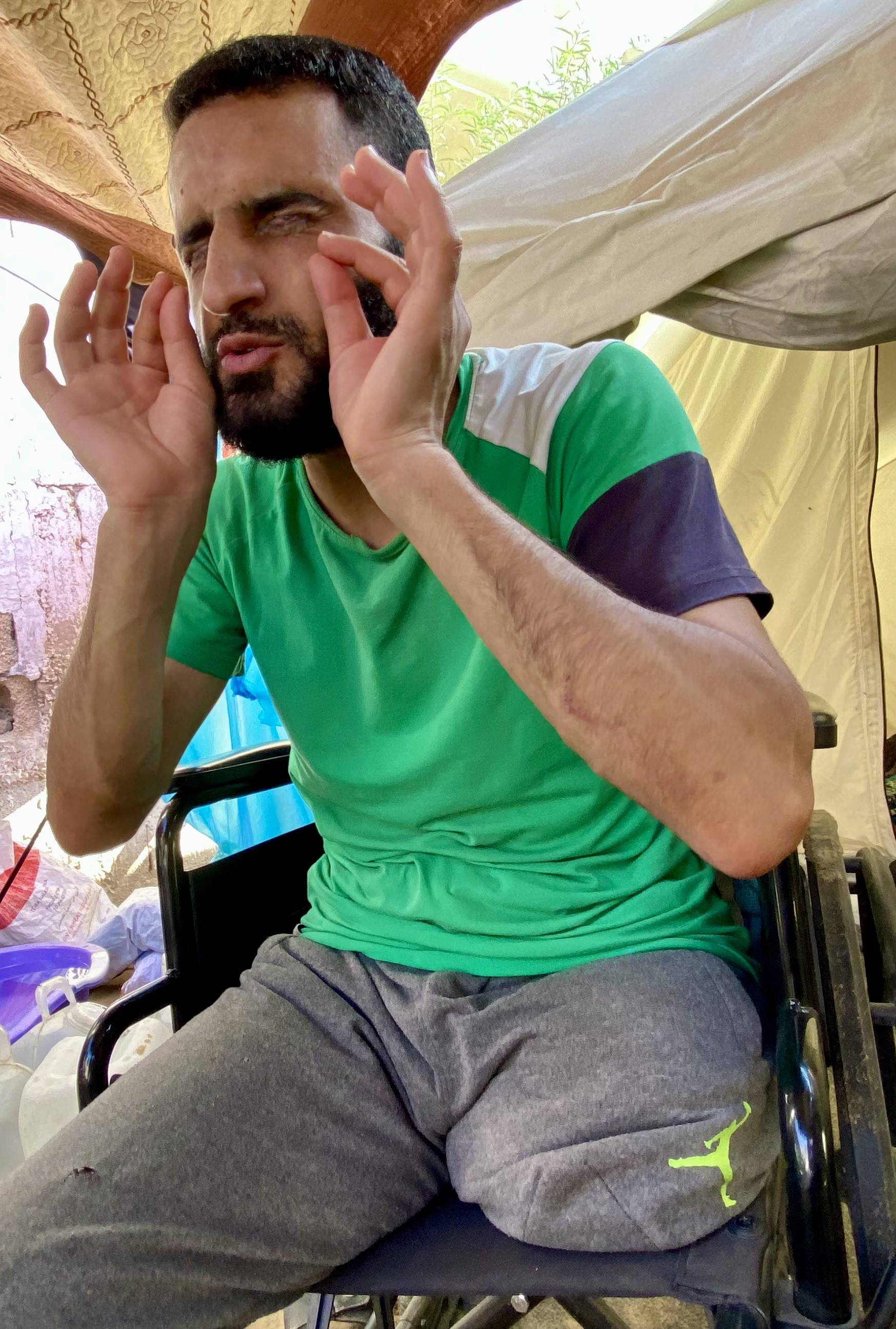 העינויים של כוחות הכיבוש שללו ממנו את מאור עיניו — ומאז הוא מתגעגע לפניהם של הוריו