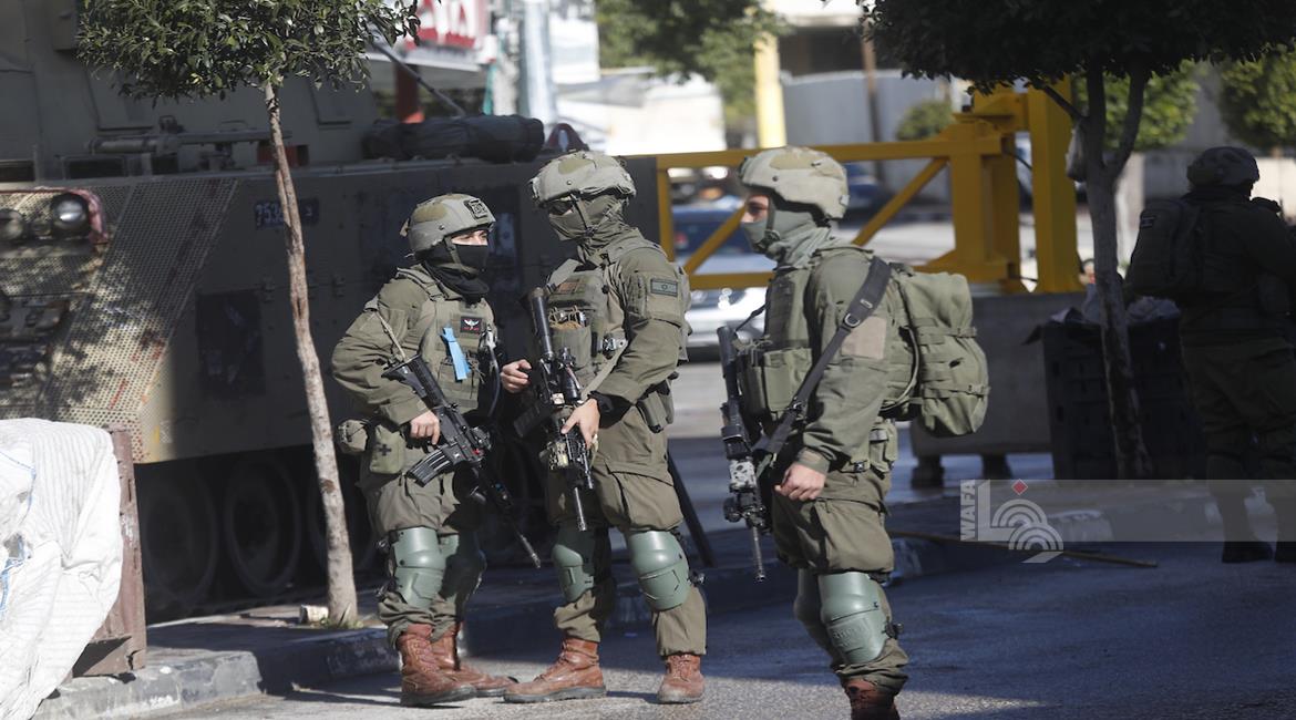 ליום השלישי: כוחות הכיבוש ממשיכים בפשיטות בדרום חברון ועוצרים שבעה תושבים