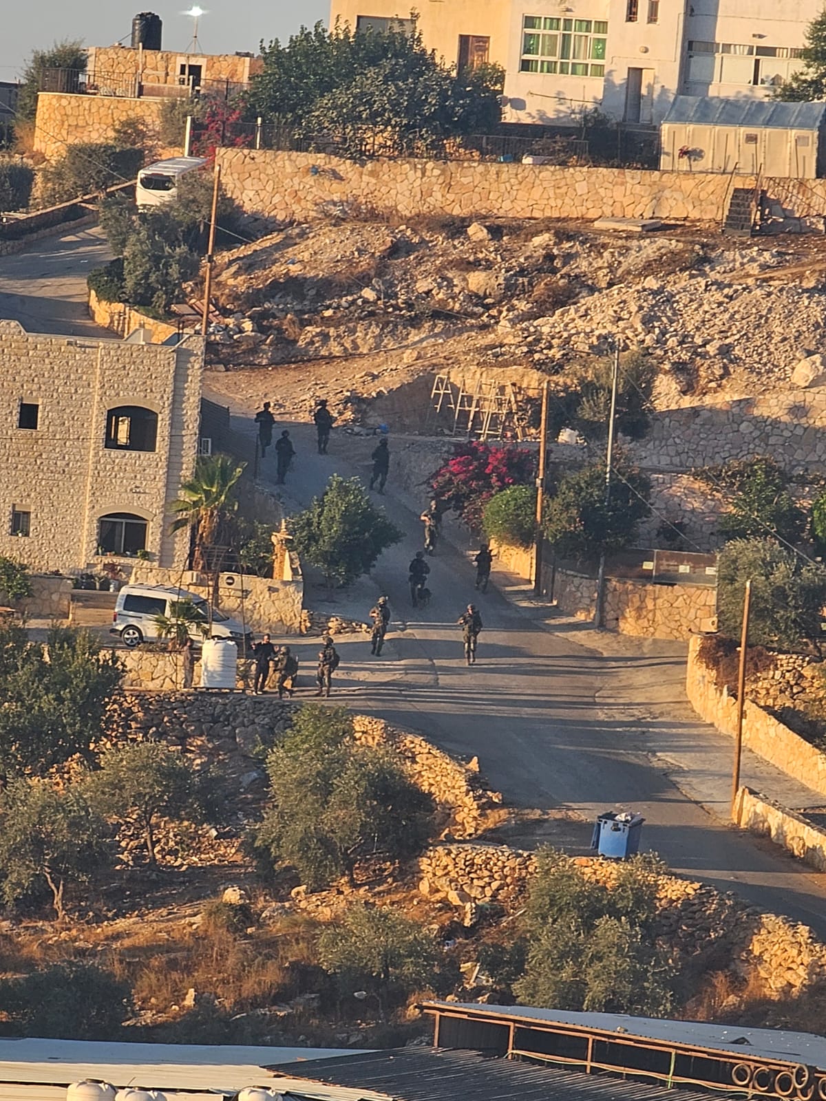כוחות הכיבוש ממשיכים בפשיטה על אל-מוע'ייר: לפחות 35 עצורים והכניסה היחידה לכפר נחסמה