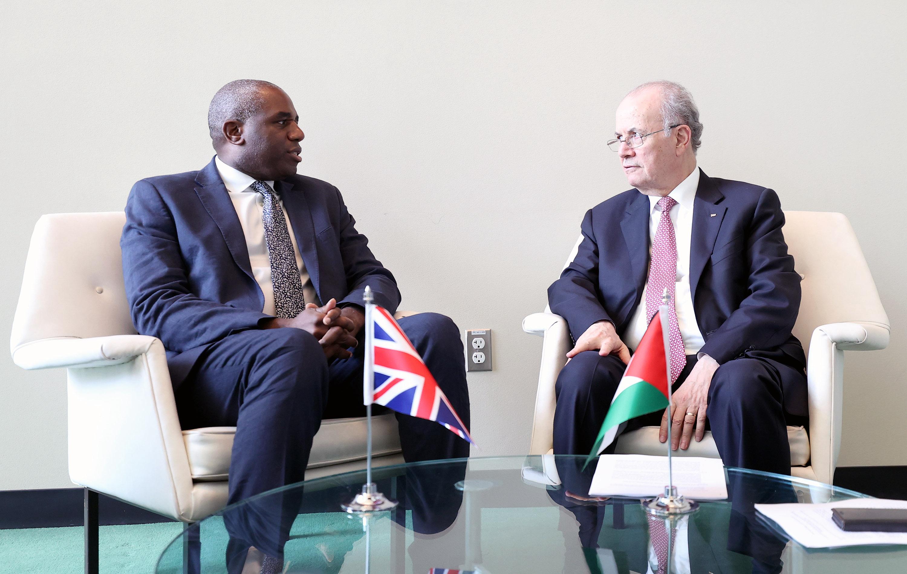 ראש הממשלה מוסטפא נפגש עם שר החוץ הבריטי: קידום ההכרה במדינת פלסטין במסגרת לוח זמנים מוגדר