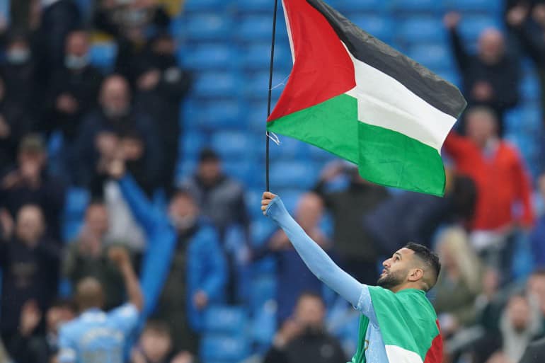 האלוף ריאד מחרז מניף דגל פלסטין בחגיגת האליפות