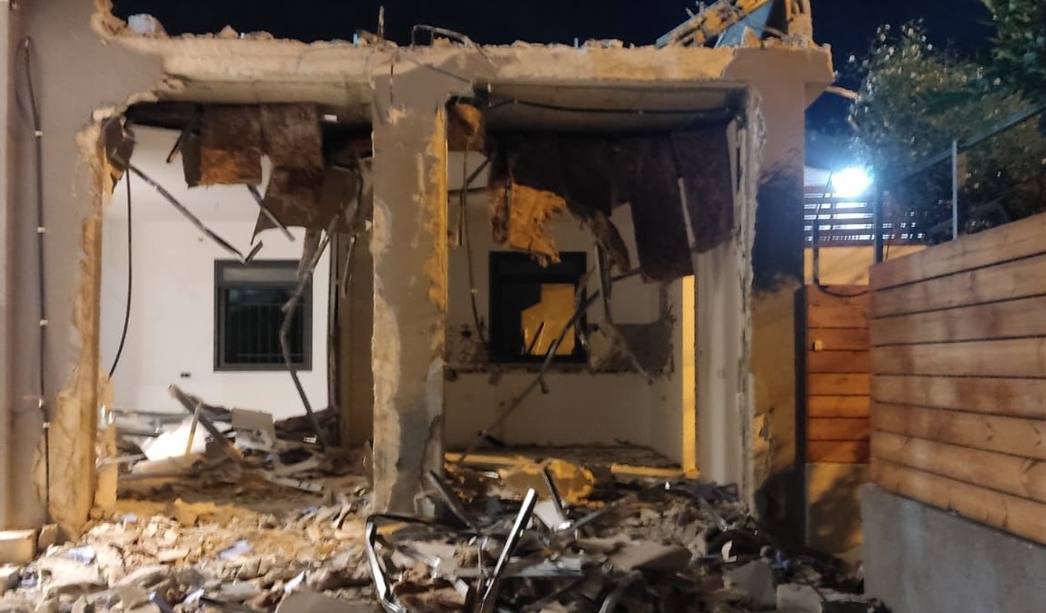 כוחות הכיבוש הישראלים אילצו משפחה פלסטינית להרוס את ביתה בעצמה בג'בל מוכבר