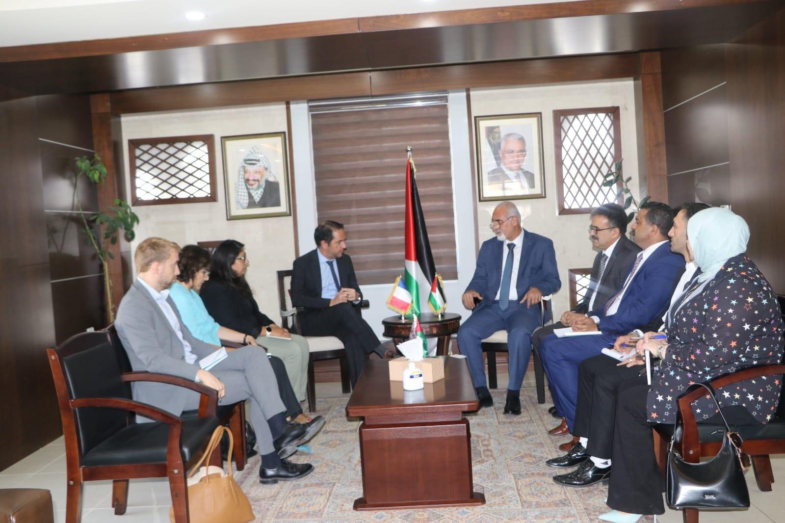 שר החקלאות הפלסטיני דן עם הקונסול הצרפתי במימון ופיתוח החקלאות