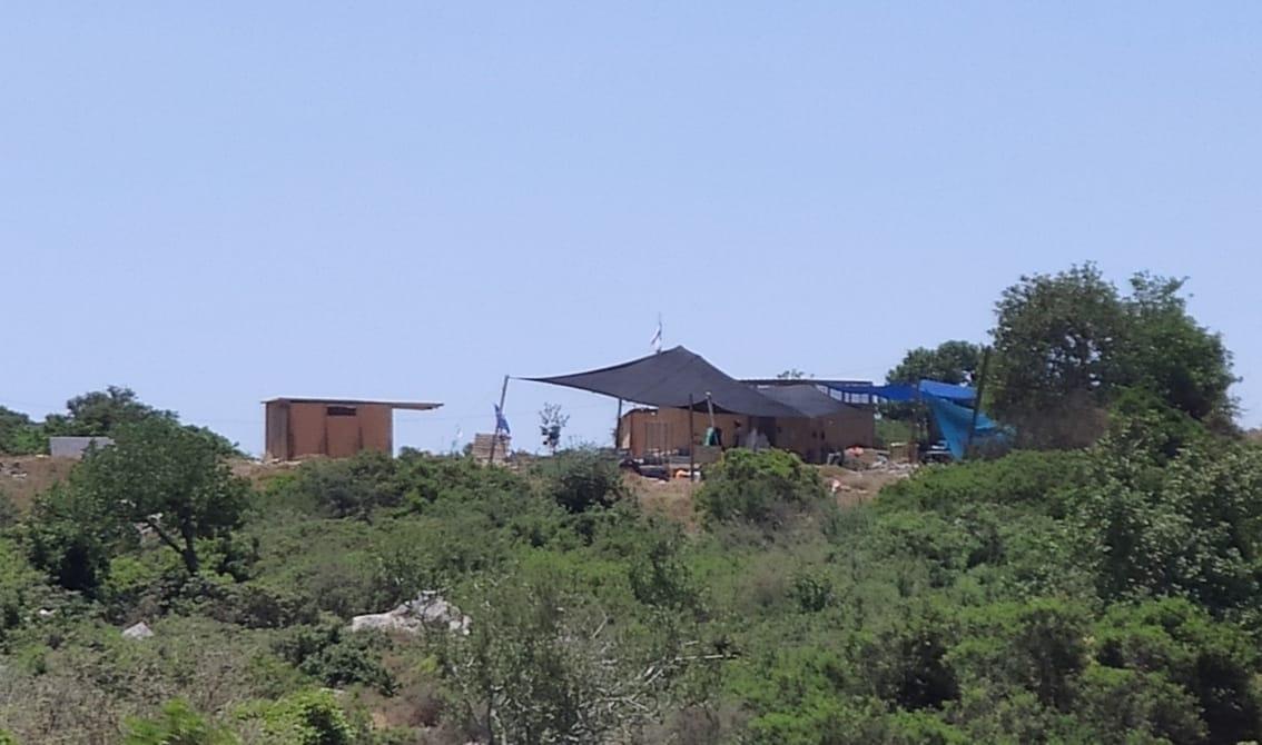 מתנחלים הקימו מאחז חדש בין הכפרים אל-לבן א-שרקייה ויאסוף