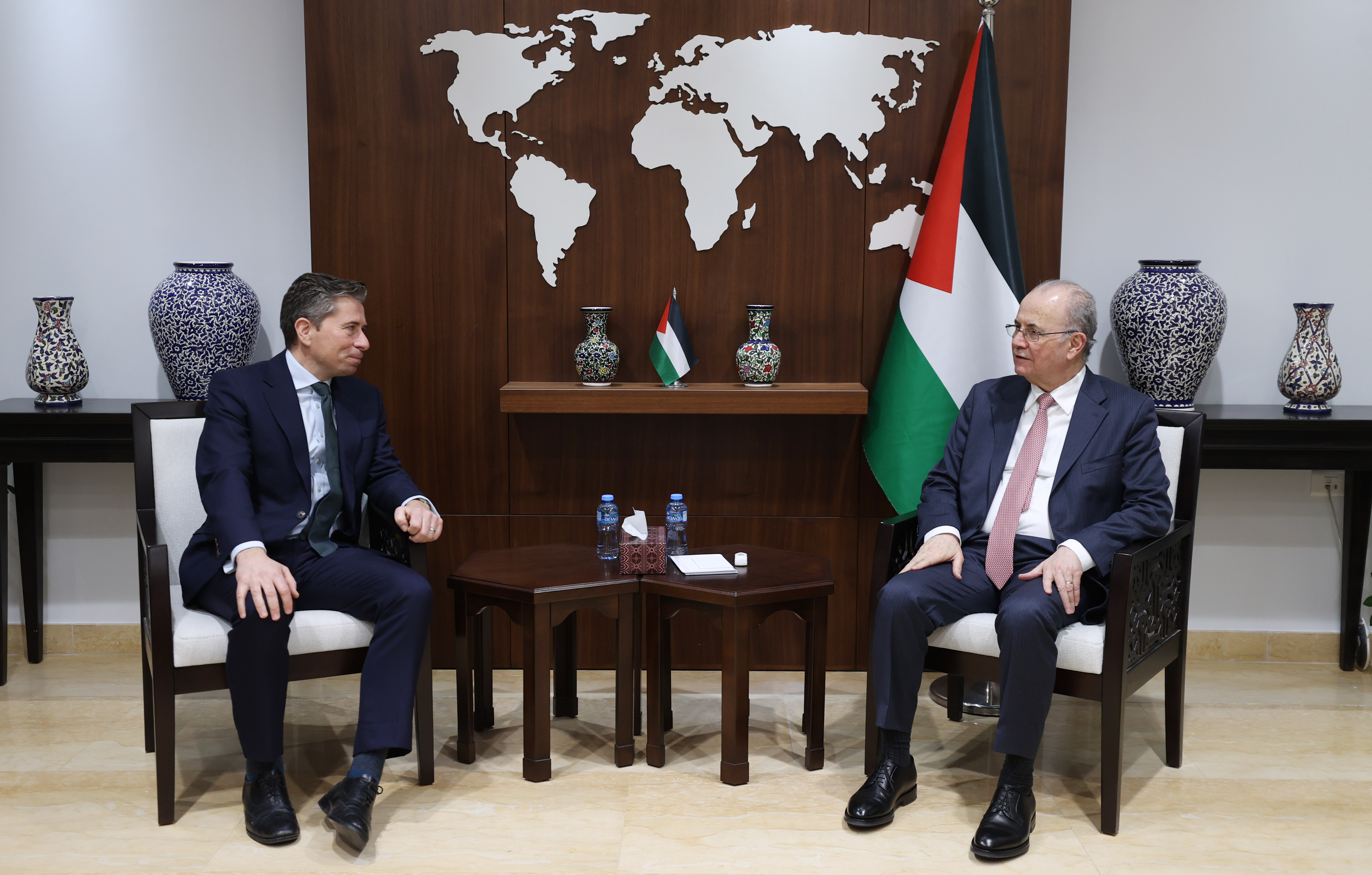 ראש הממשלה מוחמד מוסטפא דן בהגברת התיאום למאמצי הסיוע בעזה והגדה