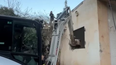 כוחות הכיבוש אילצו תושב להרוס את ביתו בסילוואן, והוציאו צווי הריסה לשני בתים נוספים