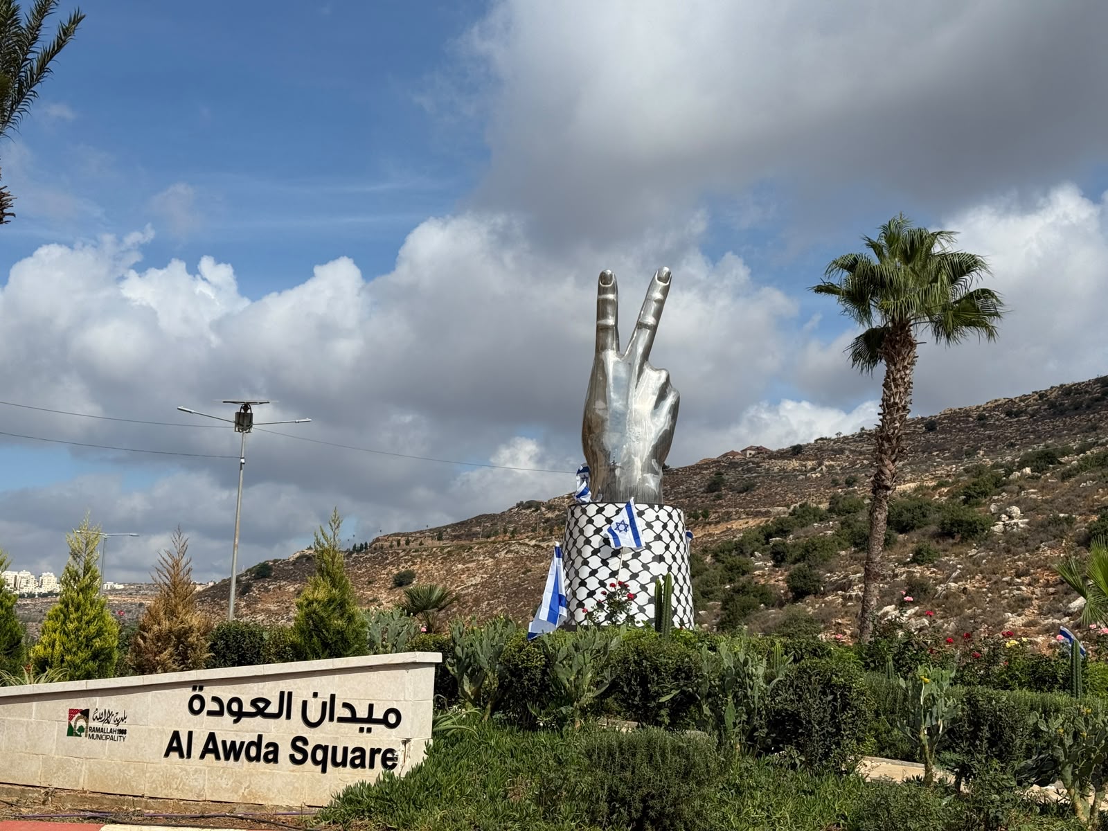 מתנחלים יידו אבנים על כלי רכב, חסמו צמתים ותלו דגלי ישראל באזור רמאללה