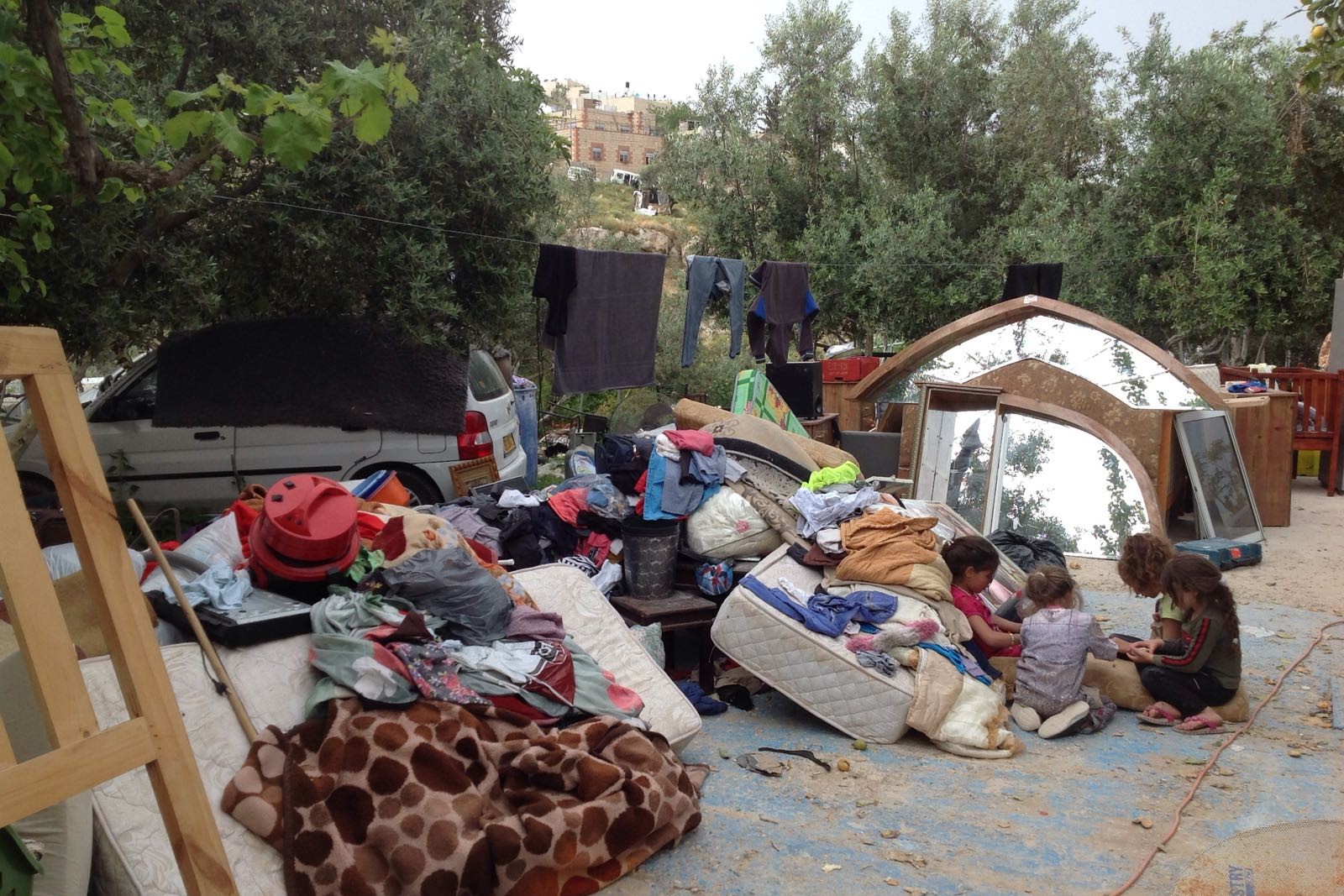 כוחות הכיבוש אילצו תושב בג'בל אל-מוכבר להרוס את ביתו בכפייה