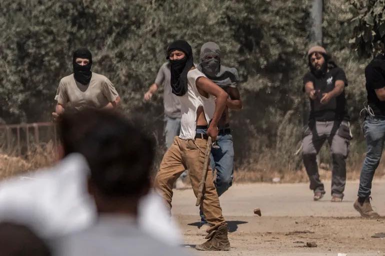 שני פצועים בתקיפת מתנחלים במרעה סיע בין אל־מוע׳ייר לאבו פלאח, מצפון־מזרח לרמאללה