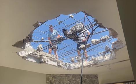 הורס את ביתו בהוראת עיירית משה ליאון