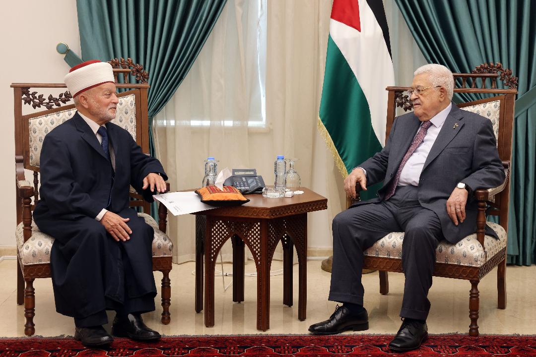 הנשיא עבאס נפגש עם המופתי של ירושלים ודורש חיזוק עמידת התושבים