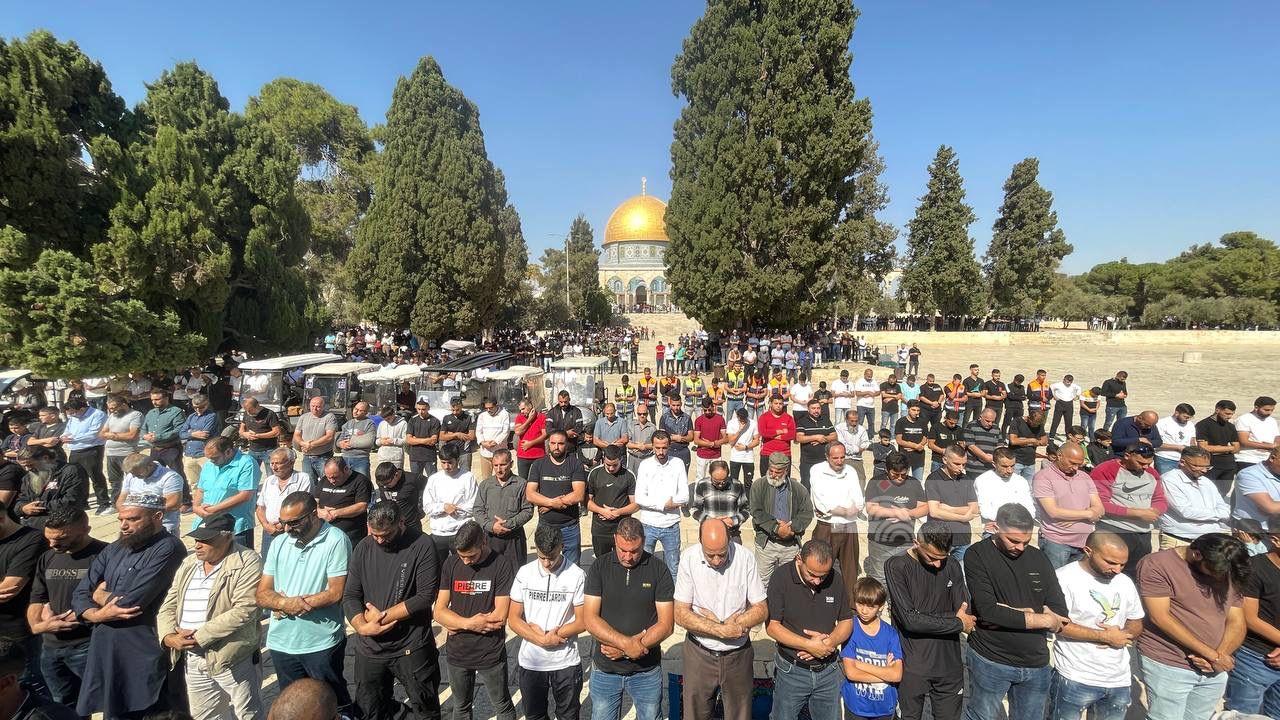 60 אלף מתפללים קיימו את תפילת יום שישי באל־אקצא חרף הגבלות כוחות הכיבוש