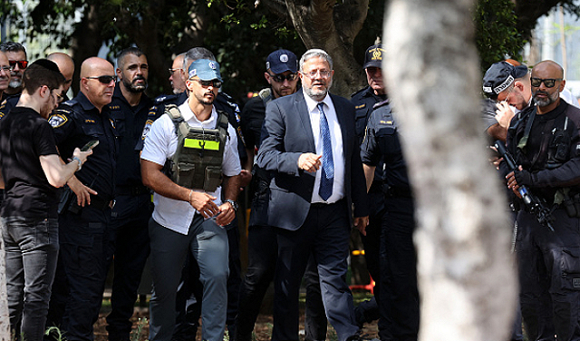 השר הקיצוני בן גביר פרץ הבוקר לאלחרם אלאיבראהימי ורקד עם מתנחלים, בזמן שהכניסה למוסלמים נחסמה