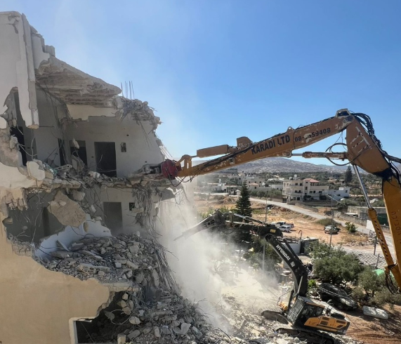 כוחות הכיבוש הרסו בניין מגורים בחרבתא אל-מסבאח; עשרות תושבים נותרו ללא קורת גג