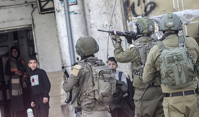 כוחות הכיבוש עצרו שמונה בני אדם בשכם, ושלושה נוספים נפצעו במהלך הפשיטה