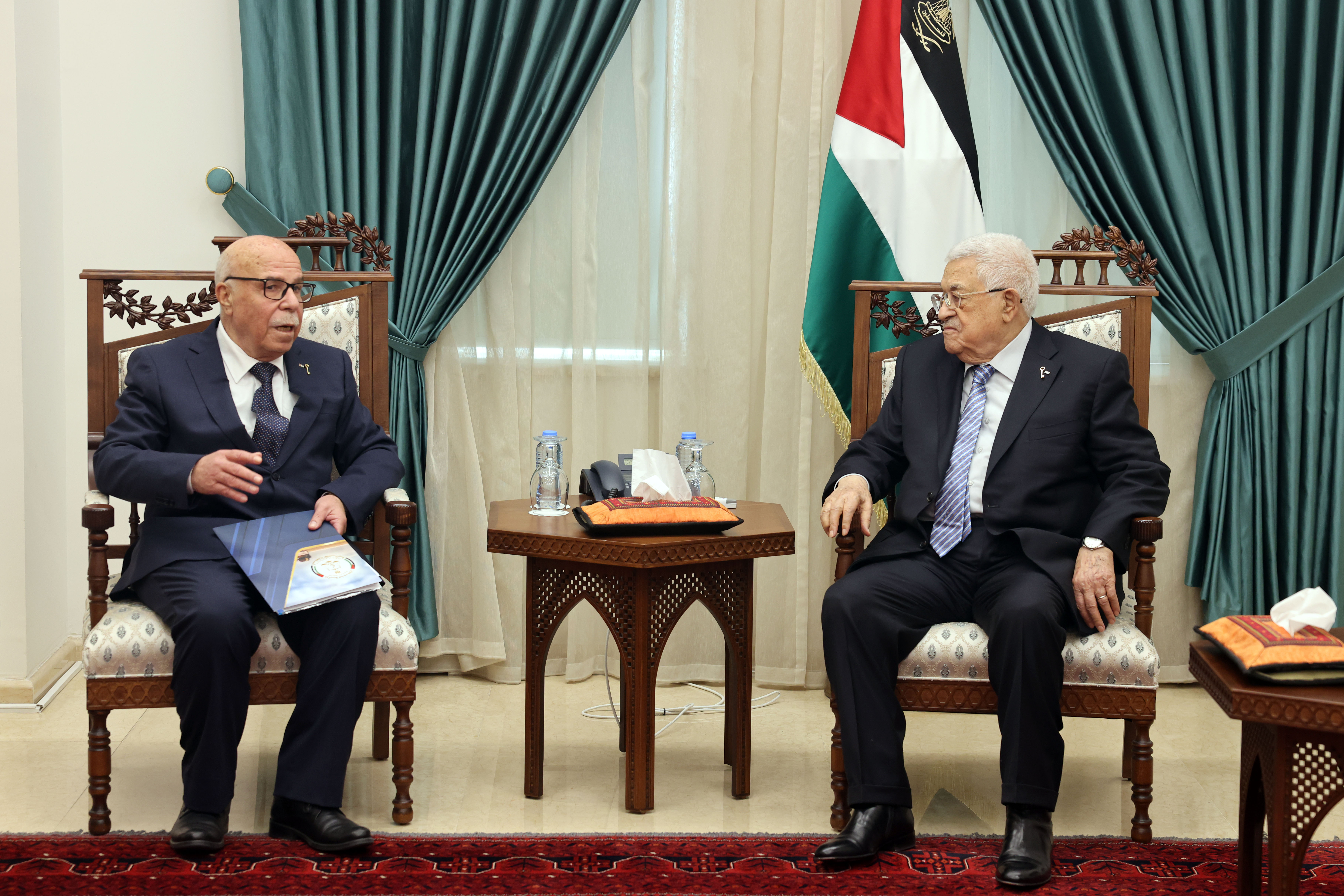 הנשיא מחמוד עבאס נפגש עם יו"ר מערכת המשפט הפלסטינית וחתם על תיקוני חקיקה משמעותיים