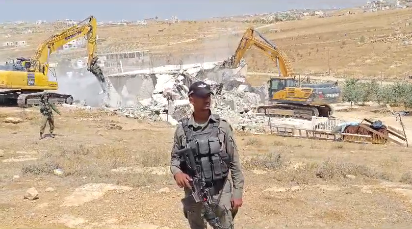 כוחות הכיבוש הרסו בית באזור פרש אל-הווא שבמערב חברון