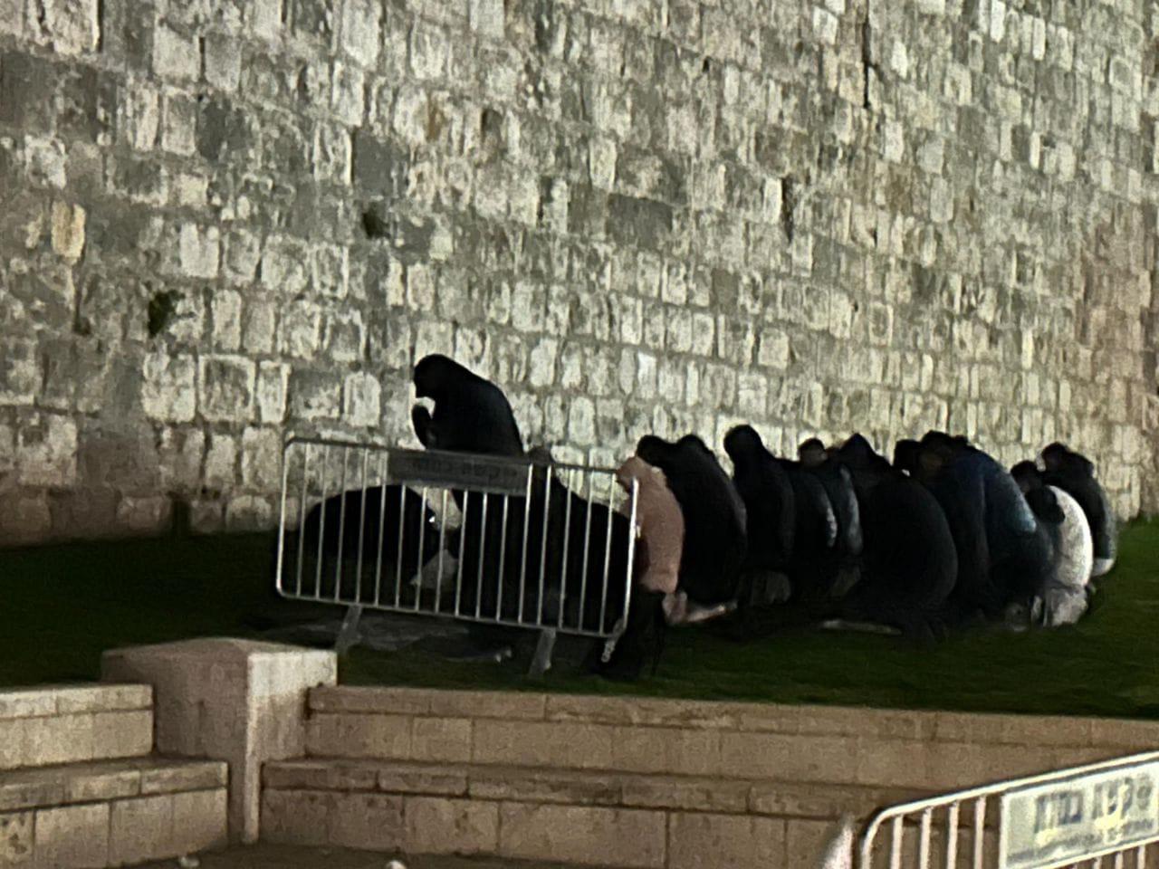 כוחות הכיבוש פיזרו מתפללים ירושלמים שקיימו את תפילת הערב סמוך לבאב אל-סאהרה בירושלים הכבושה