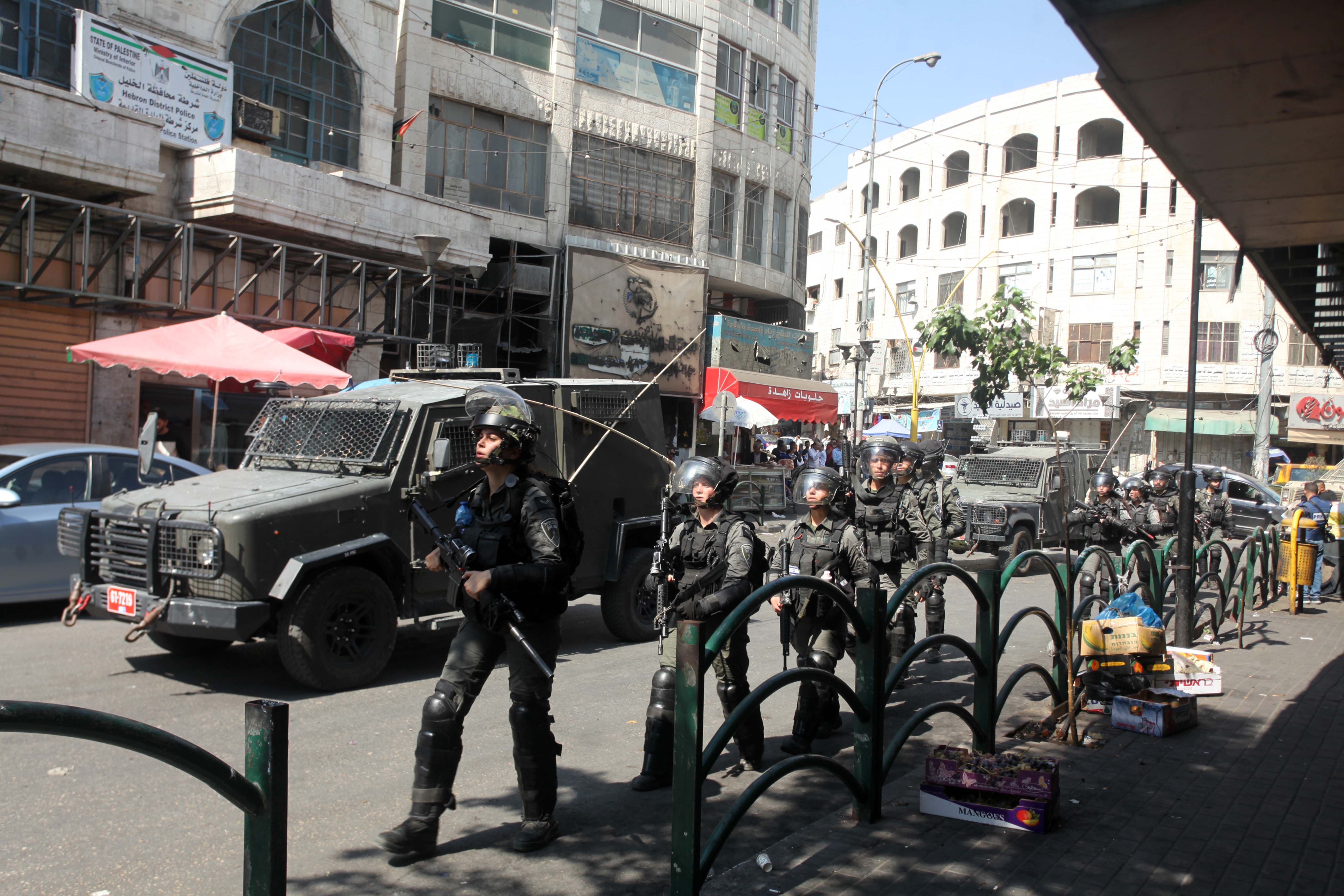 כוחות הכיבוש חסמו את מרכז חברון כדי לאבטח פשיטת מתנחלים