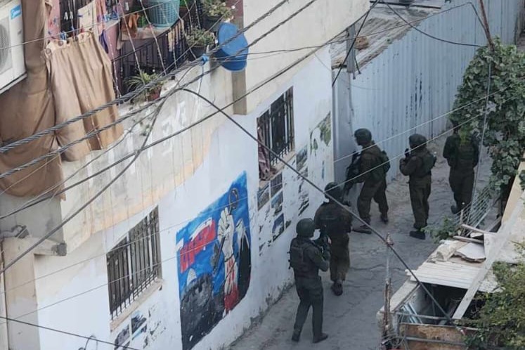 שלושה פלסטינים נפצעו מירי כוחות הכיבוש במהלך פשיטה על מחנה הפליטים אל-פוואר