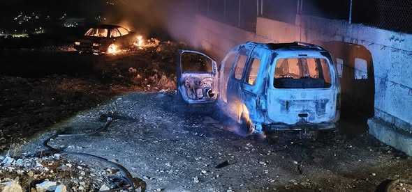מתנחלים הציתו שני כלי רכב וריססו כתובות נאצה בעטרה