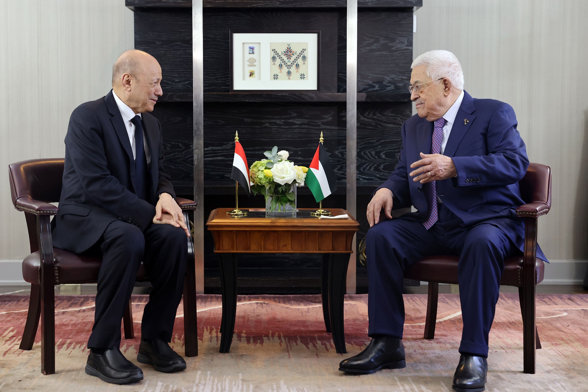הנשיא עבאס נפגש עם נשיא מועצת ההנהגה הנשיאותית של תימן ודן במצב הפלסטיני