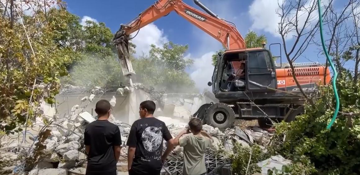 כוחות הכיבוש אילצו תושב מבית צפאפא להרוס את ביתו בעצמו