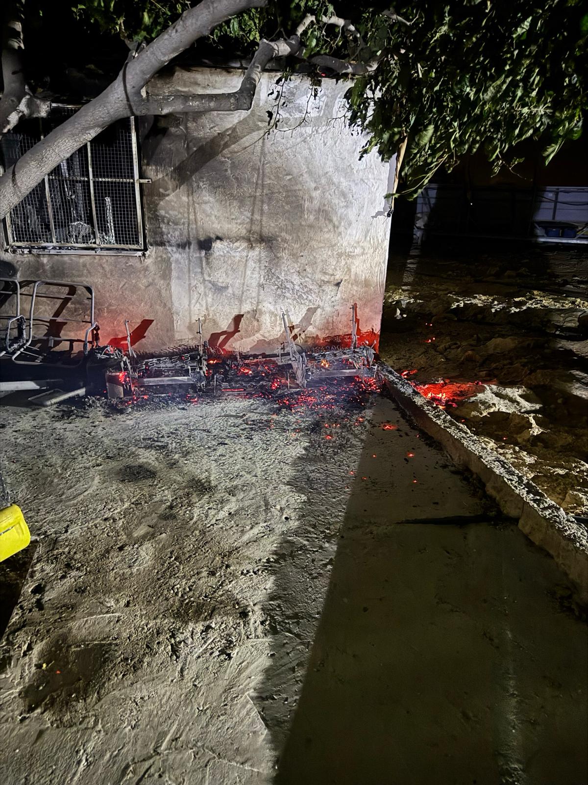 מתנחלים חמושים הציתו בתי מגורים במסאפר יטא; נשים וילדים נפגעו משאיפת עשן
