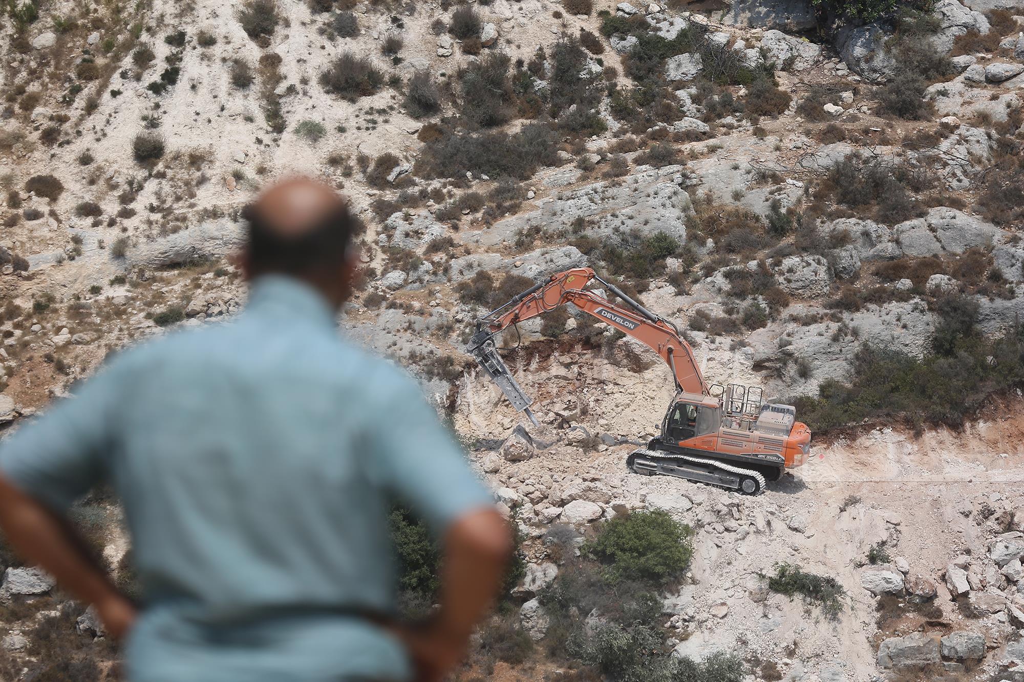 כוחות הכיבוש ממשיכים בעבודות עפר באדמות סינג'יל שמצפון לרמאללה לטובת הרחבת מאחז התנחלותי