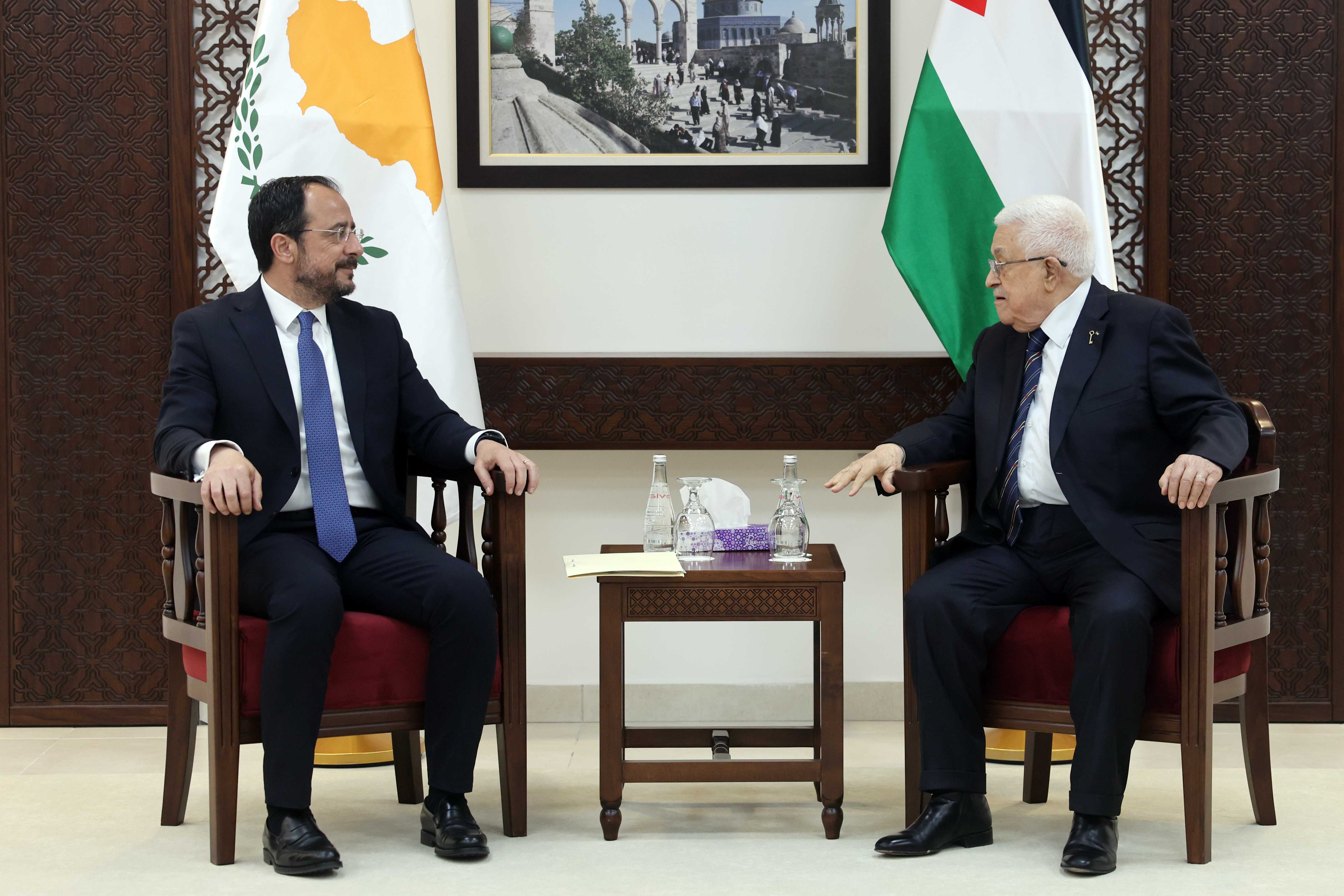 נשיא מדינת פלסטין מחמוד עבאס לנשיא קפריסין: "פועלים להפסקת אש, שיקום עזה ופתרון מדיני בשיתוף הקהילה הבינלאומית"