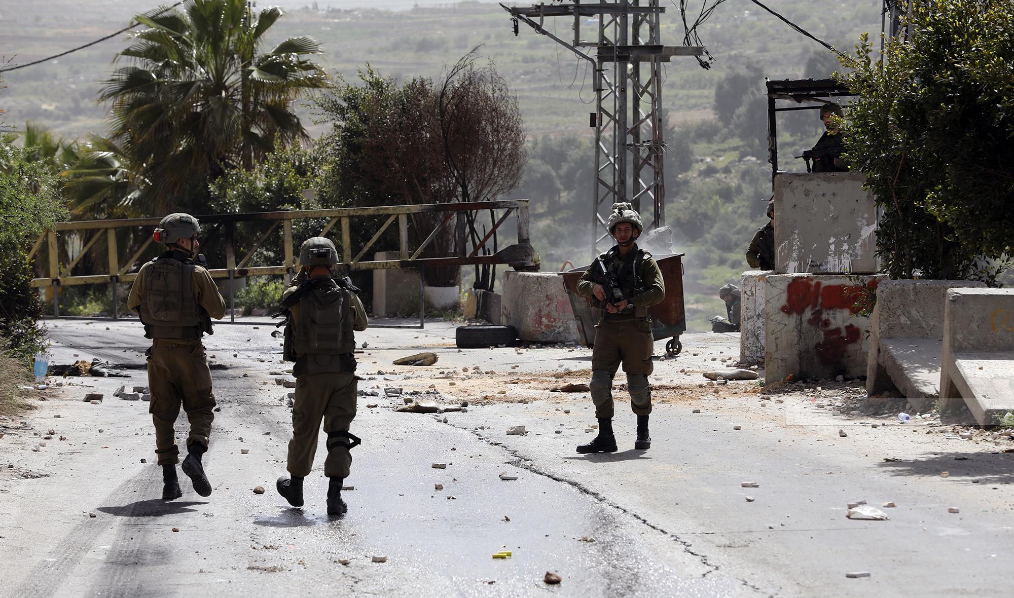 כוחות הכיבוש תקפו והחזיקו עשרות אזרחים בבית אומר שבמחוז חברון