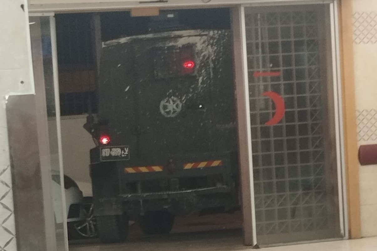 כוחות הכיבוש ירו בפלסטיני וגרמו לפציעתו; שלושה נעצרו במהלך פשיטה על שכם