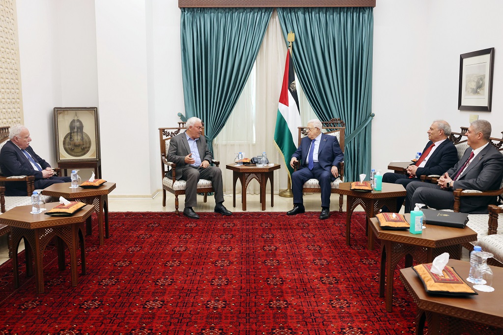 הנשיא עבאס נפגש עם מנכ"ל "אל-חק" לדון בהחלטת בית הדין הבינלאומי